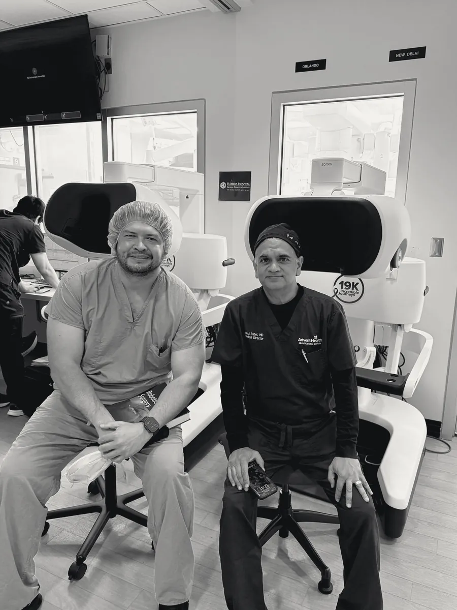 Dr. Jorge Rosales con el Dr. Vipul Patel frente a consolas robóticas en AdventHealth