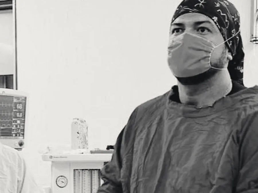 Dr. Jorge Rosales en quirófano