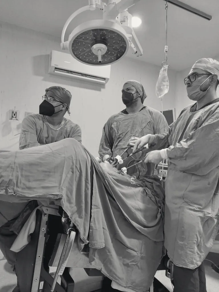 Equipo quirúrgico durante una cirugía de mínima invasión